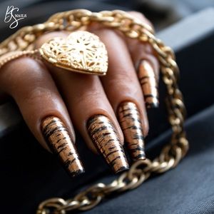 Black & Gold Press On Nails